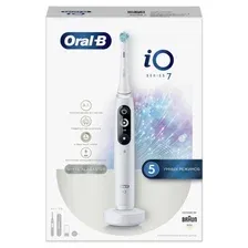Электрическая зубная щетка Oral-B iO 7 (белый)